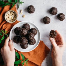 Raw vegan energy balls | vegan brownie bites